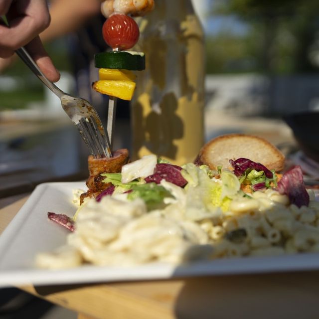 Grillspiess mit Salat
